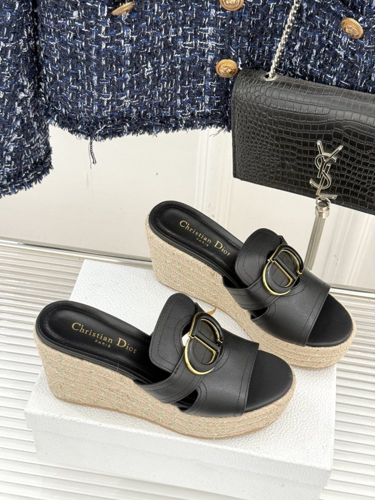 Босоніжки на товстої танкетці фото 3