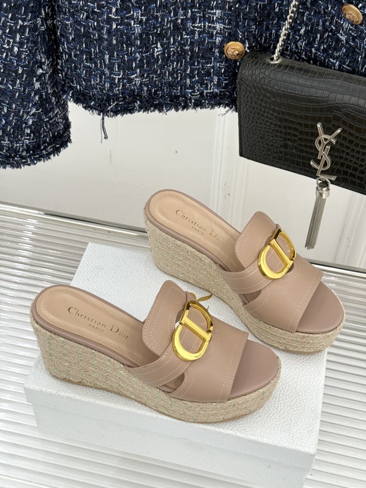 Босоніжки на товстої танкетці фото 3