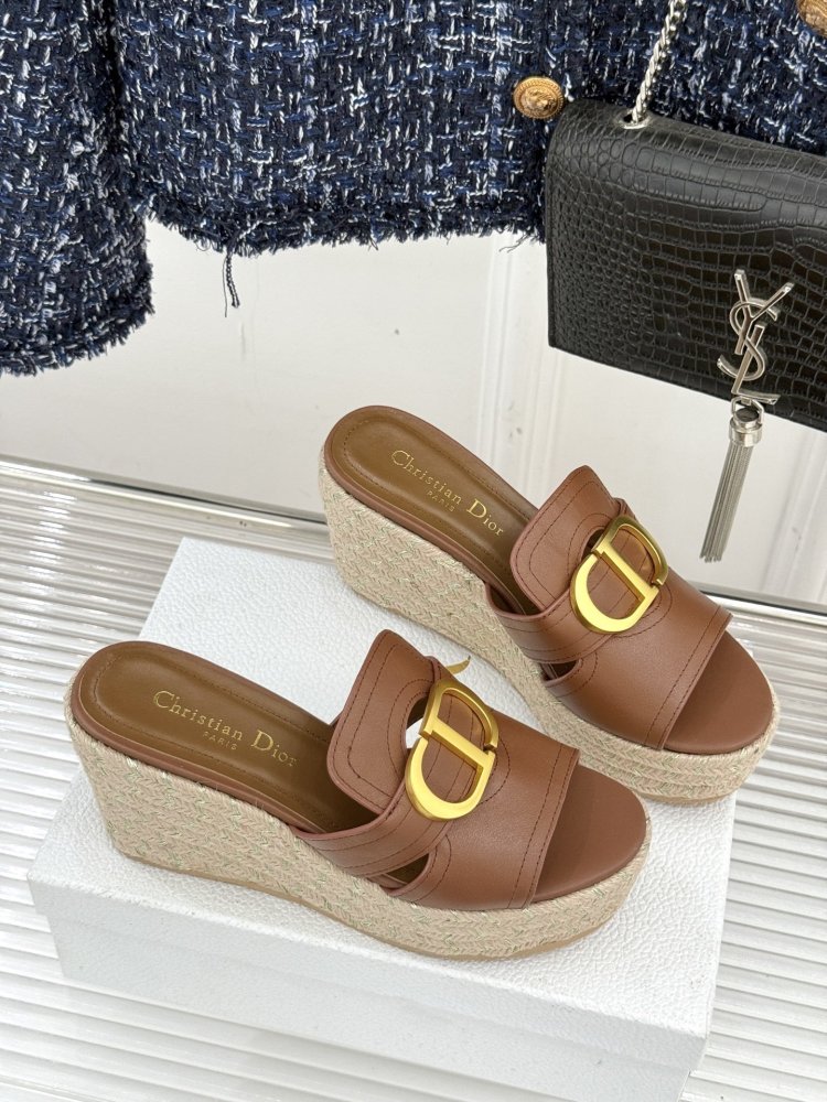 Босоножки на толстой танкетке фото 3