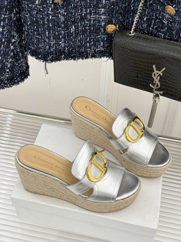 Босоніжки на товстої танкетці фото 3