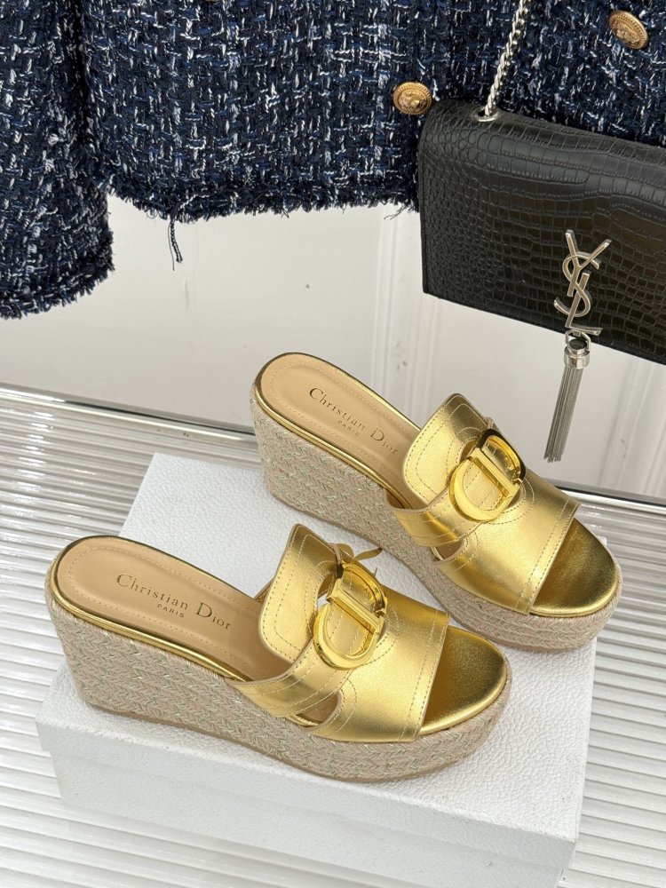 Босоніжки на товстої танкетці фото 3