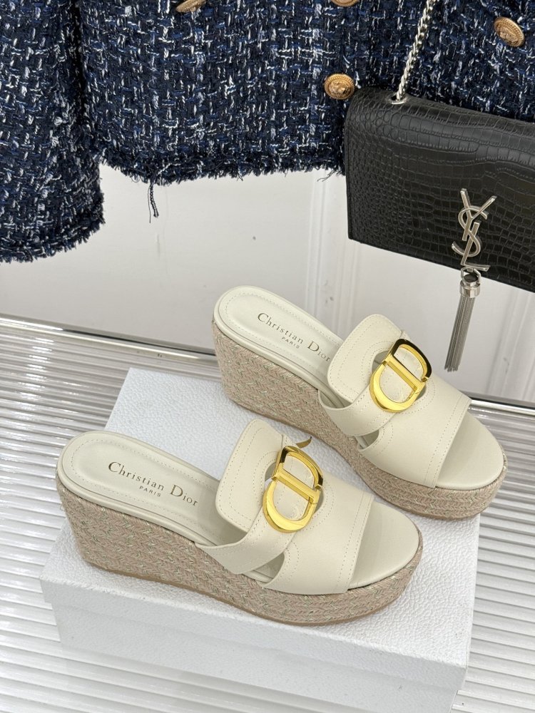 Босоножки на толстой танкетке фото 3