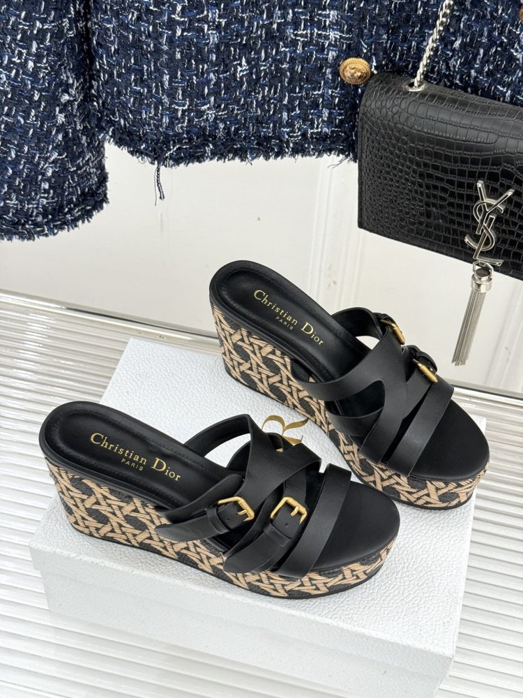 Босоніжки на товстої танкетці фото 3