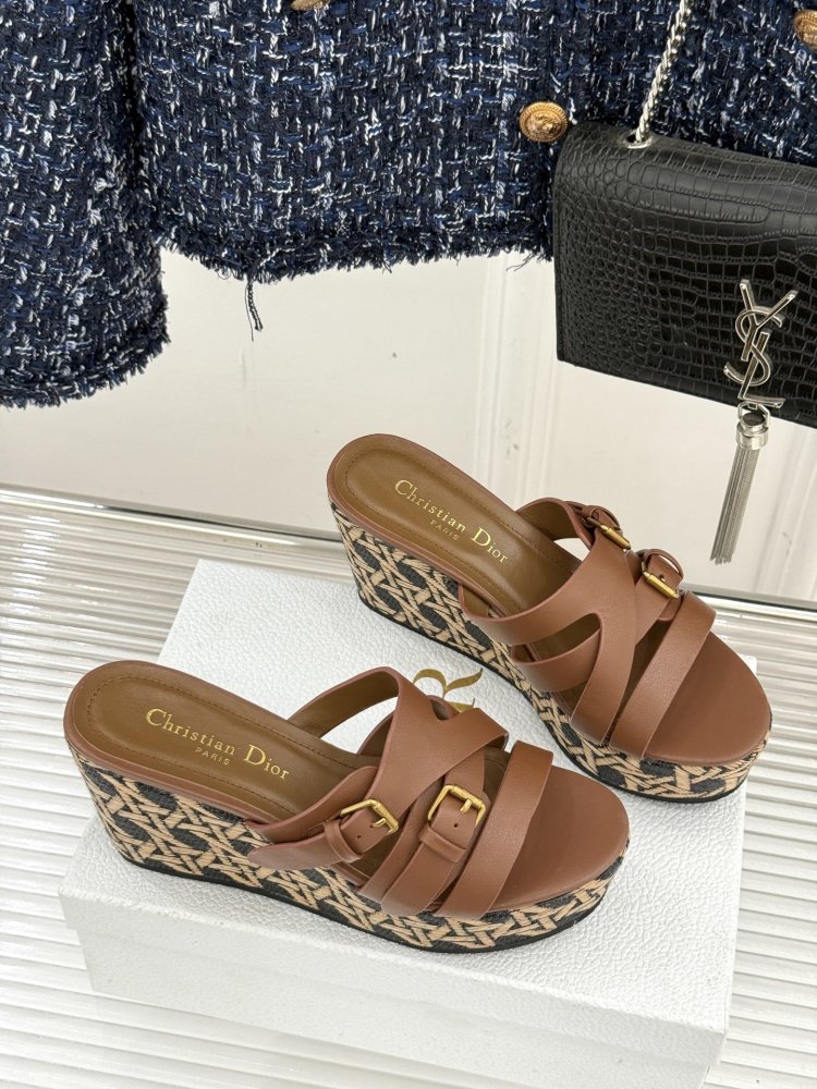 Босоножки на толстой танкетке фото 3