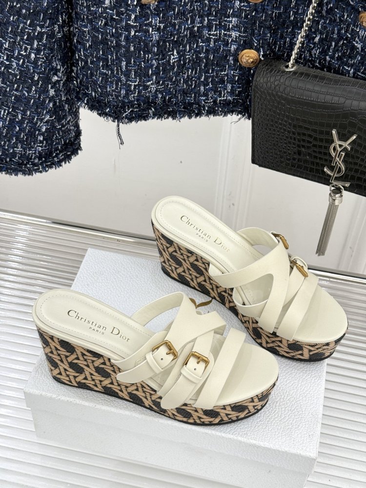 Босоножки на толстой танкетке фото 3