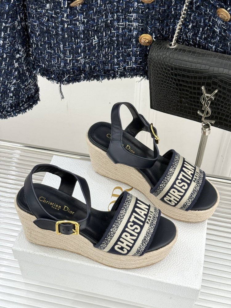 Босоножки на толстой танкетке фото 3