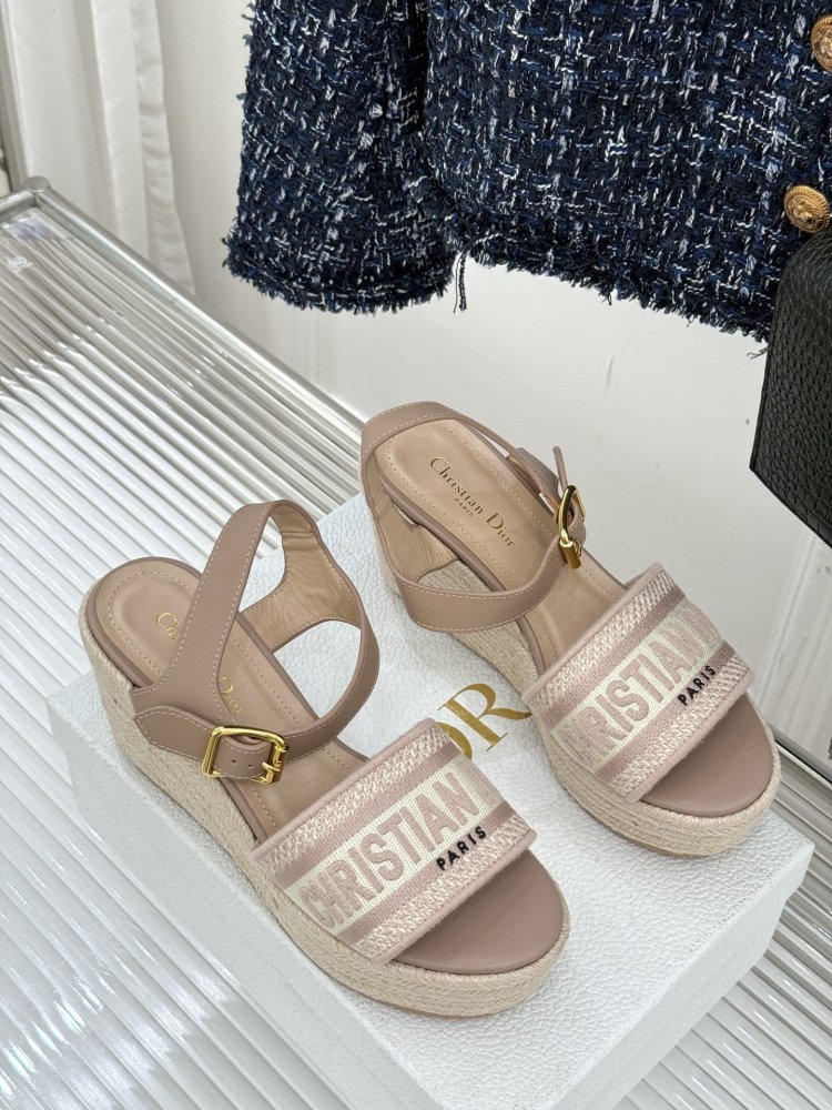 Босоножки на толстой танкетке фото 3