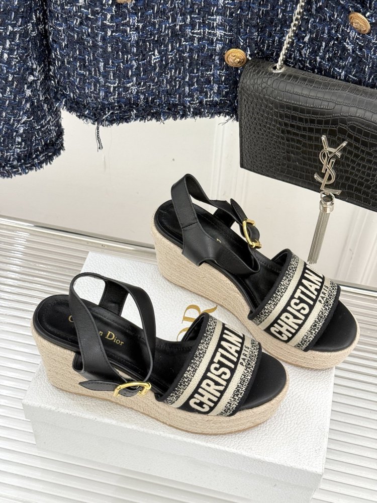 Босоножки на толстой танкетке фото 3