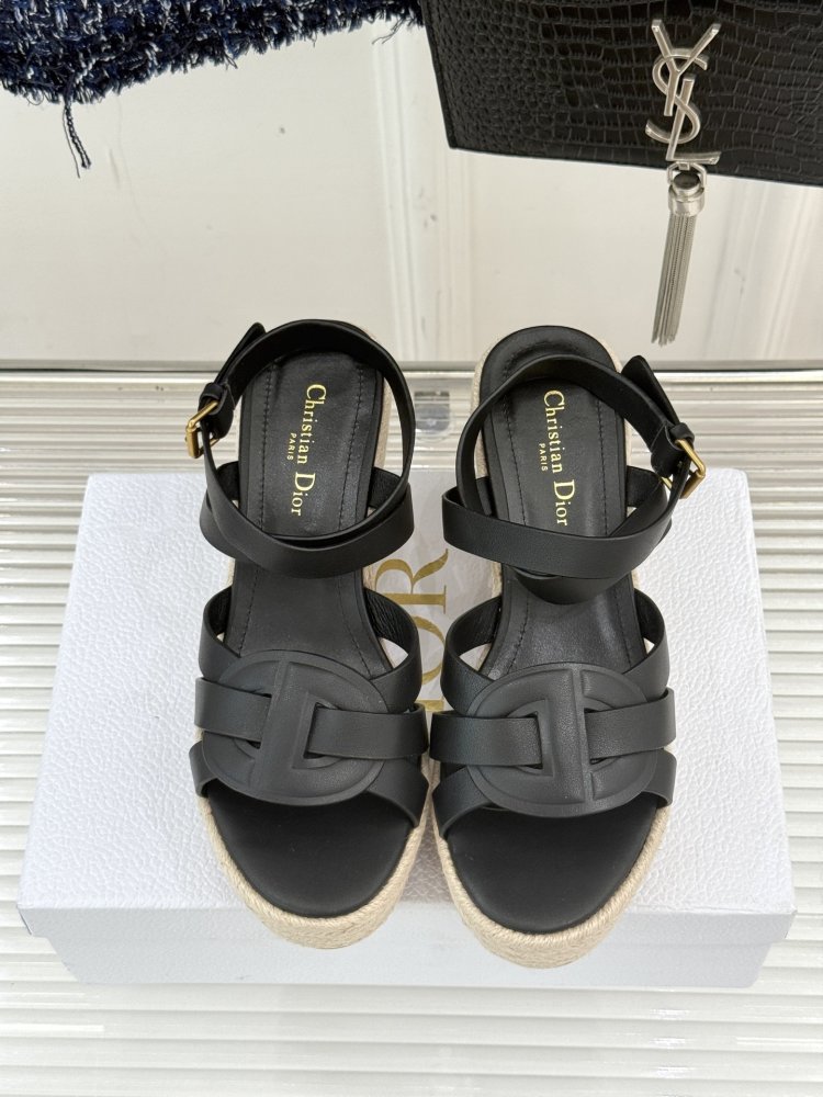 Босоніжки на товстої танкетці фото 4