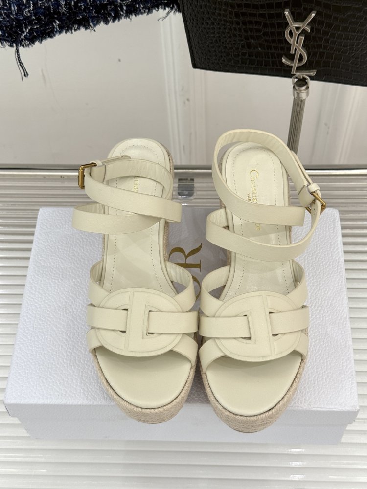 Босоніжки на товстої танкетці фото 4