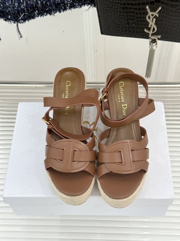 Босоножки на толстой танкетке фото 4