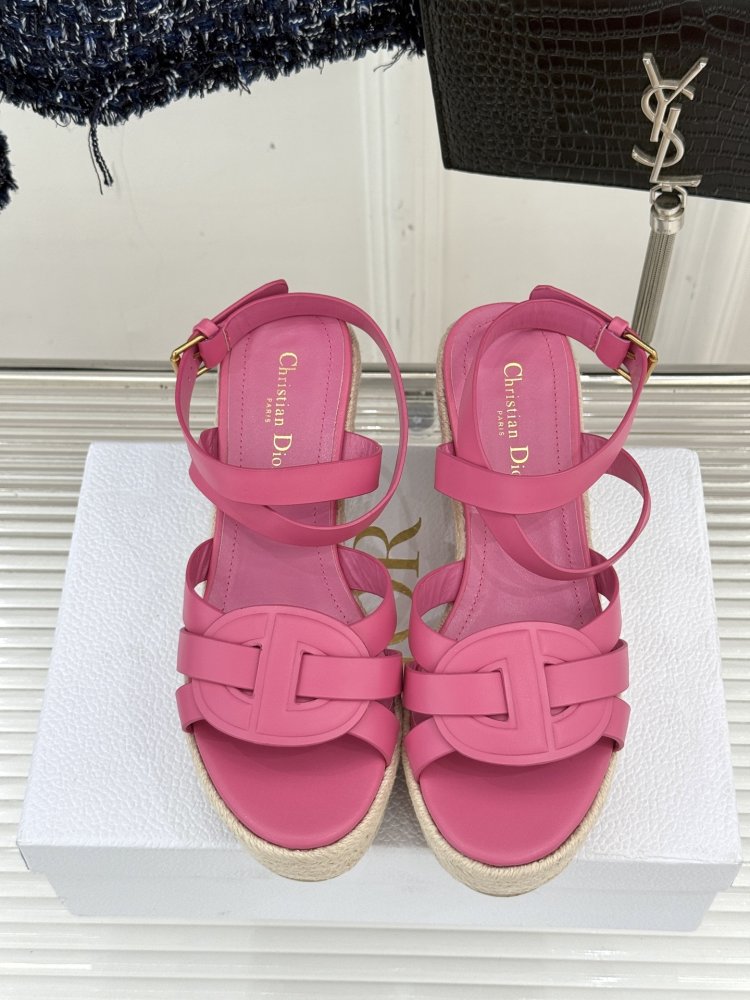 Босоніжки на товстої танкетці фото 4