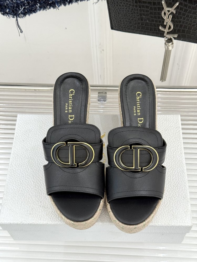 Босоніжки на товстої танкетці фото 4