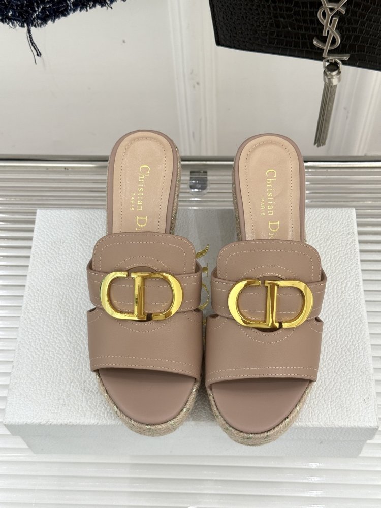 Босоніжки на товстої танкетці фото 4