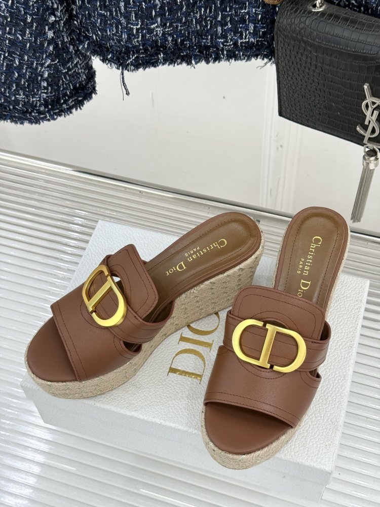 Босоножки на толстой танкетке фото 4