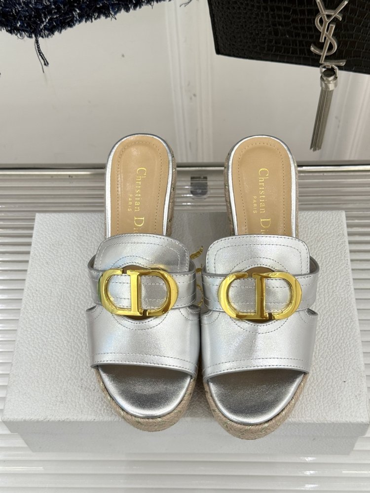 Босоніжки на товстої танкетці фото 4