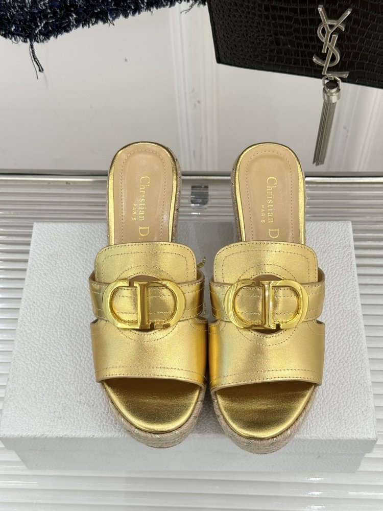 Босоніжки на товстої танкетці фото 4