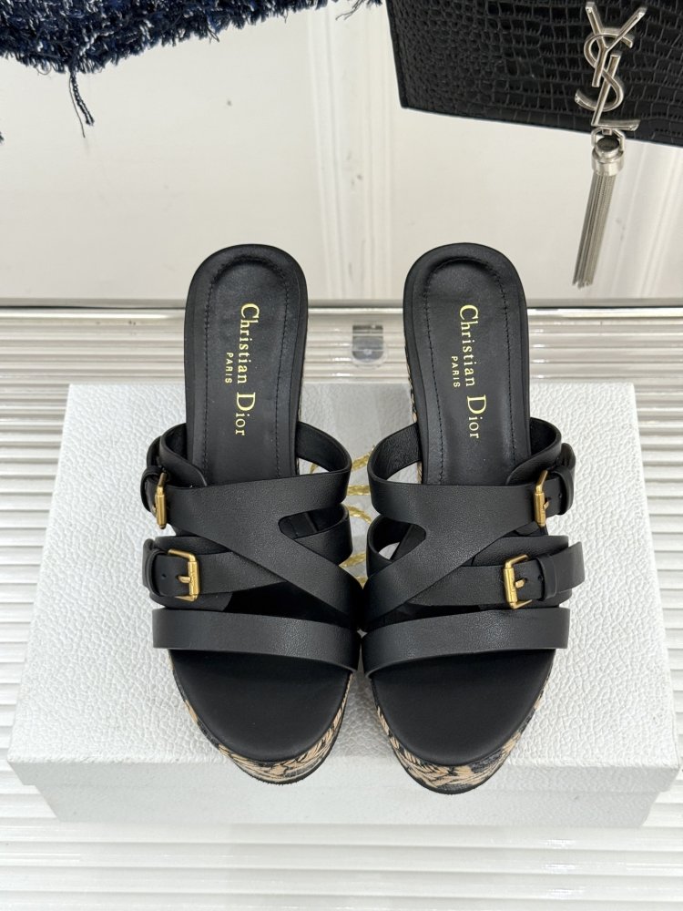 Босоніжки на товстої танкетці фото 4