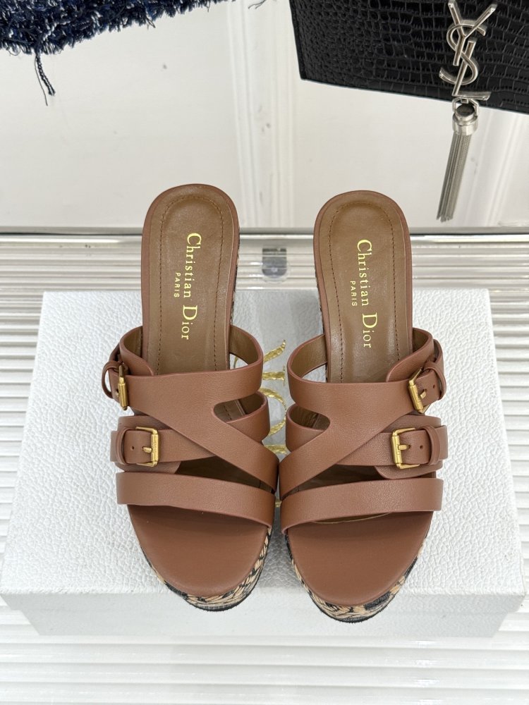 Босоножки на толстой танкетке фото 4