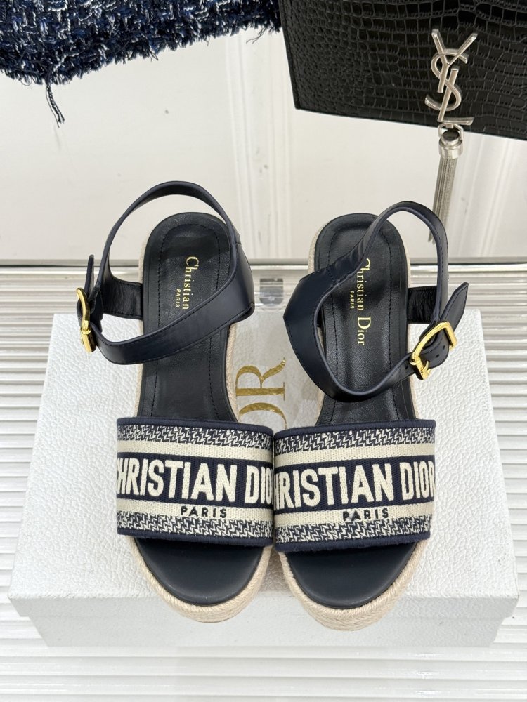 Босоножки на толстой танкетке фото 4