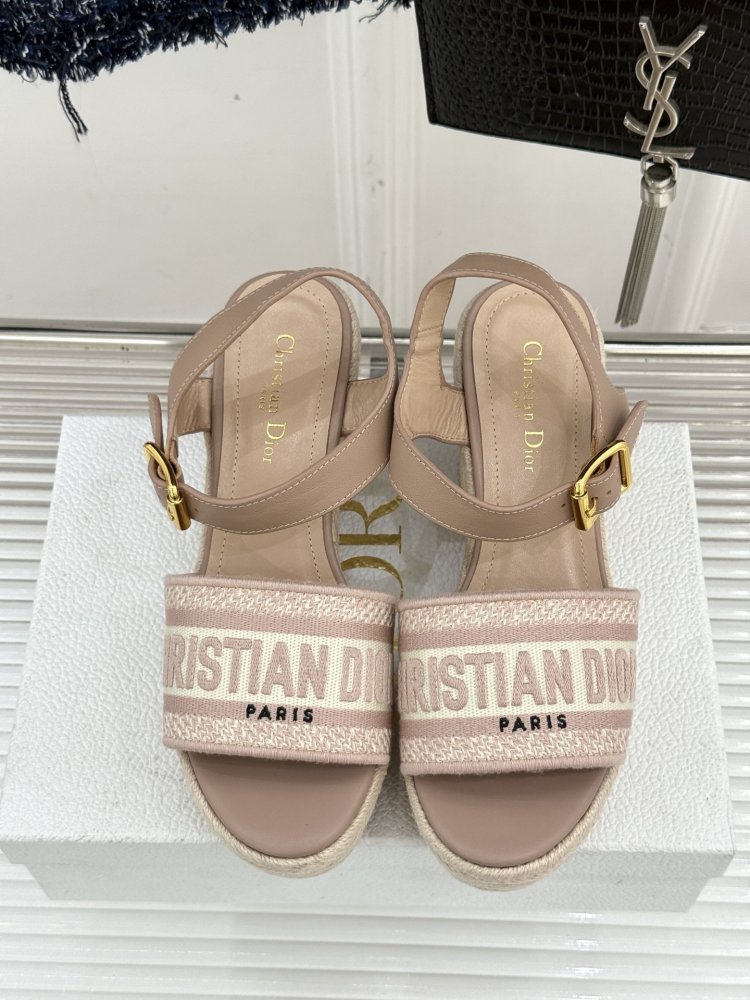 Босоножки на толстой танкетке фото 4