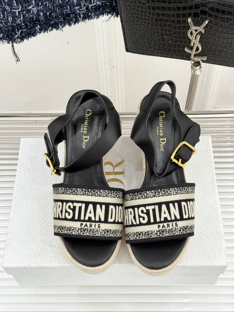 Босоножки на толстой танкетке фото 4