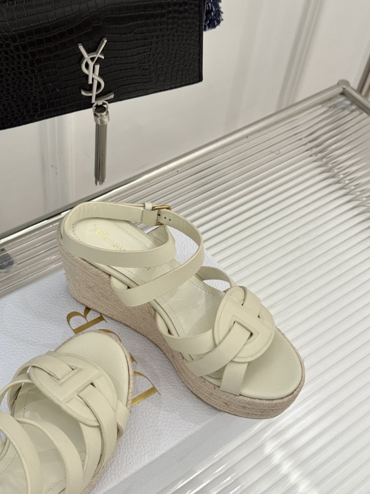 Босоніжки на товстої танкетці фото 5