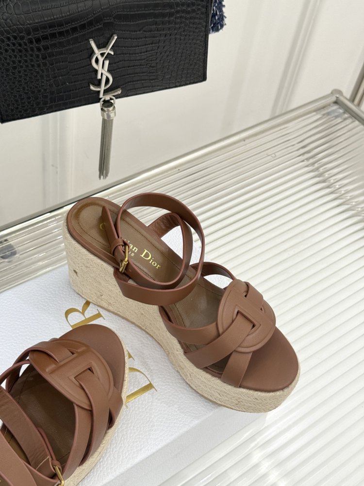 Босоножки на толстой танкетке фото 5