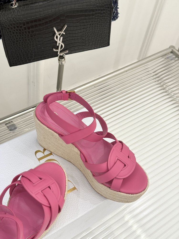 Босоніжки на товстої танкетці фото 5