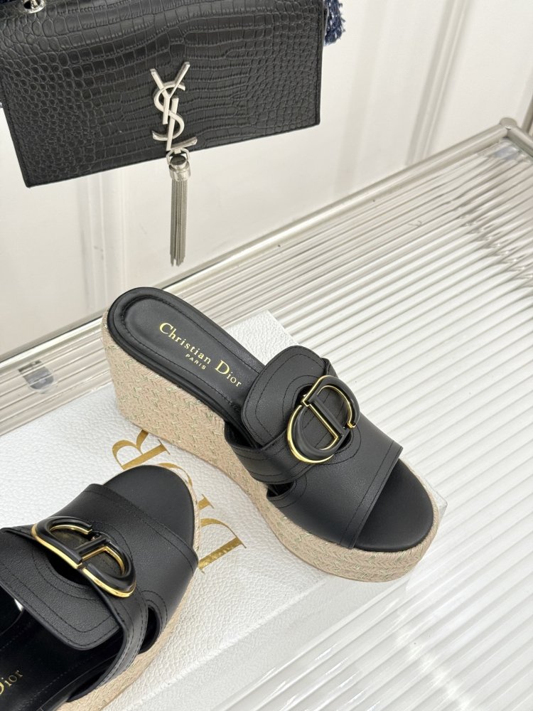 Босоніжки на товстої танкетці фото 5