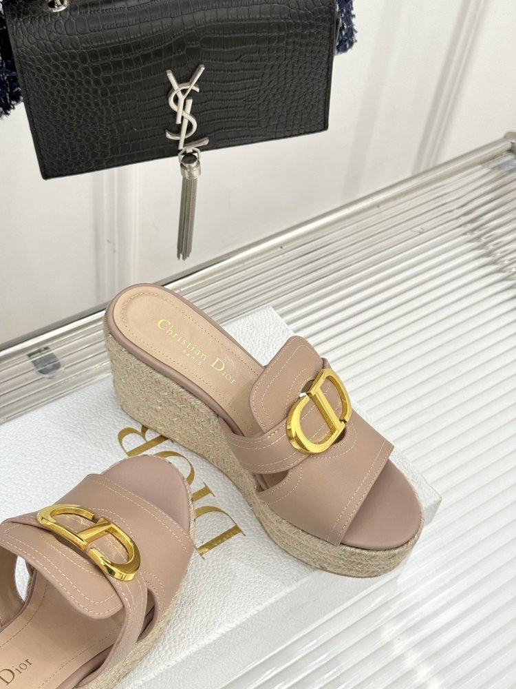 Босоніжки на товстої танкетці фото 5