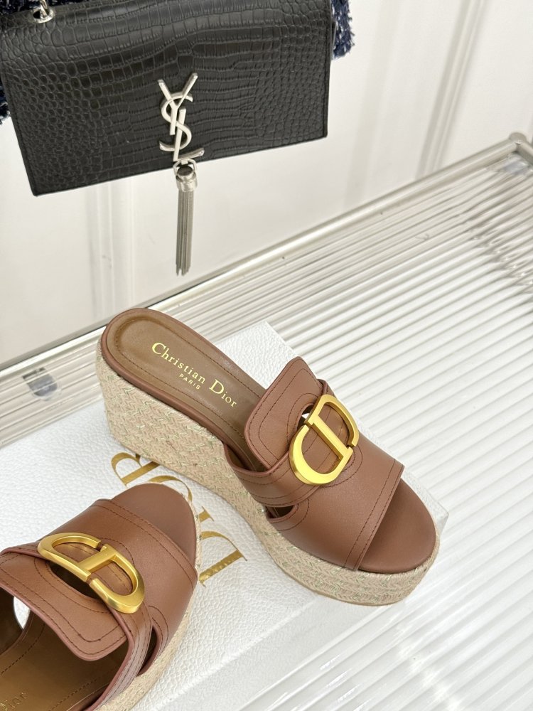 Босоножки на толстой танкетке фото 5