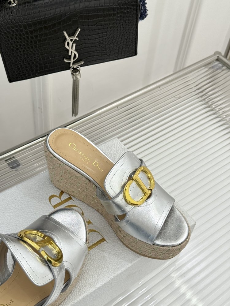 Босоніжки на товстої танкетці фото 5