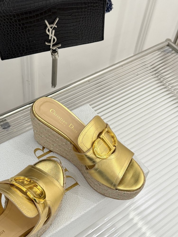 Босоніжки на товстої танкетці фото 5