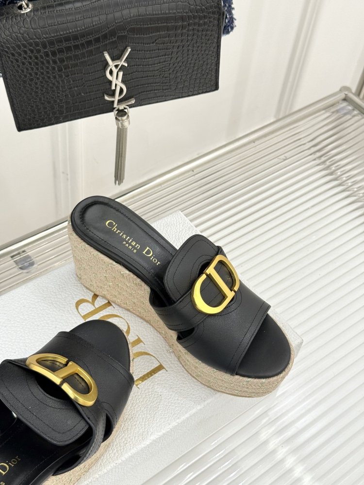 Босоножки на толстой танкетке фото 5