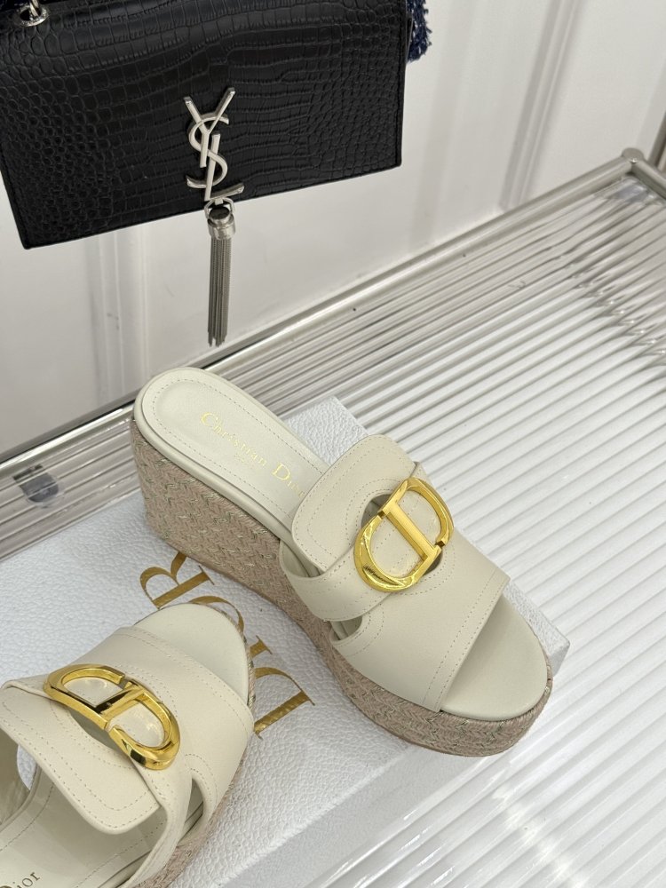 Босоножки на толстой танкетке фото 5