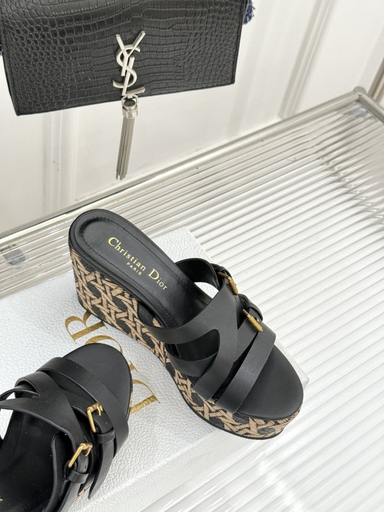 Босоніжки на товстої танкетці фото 5