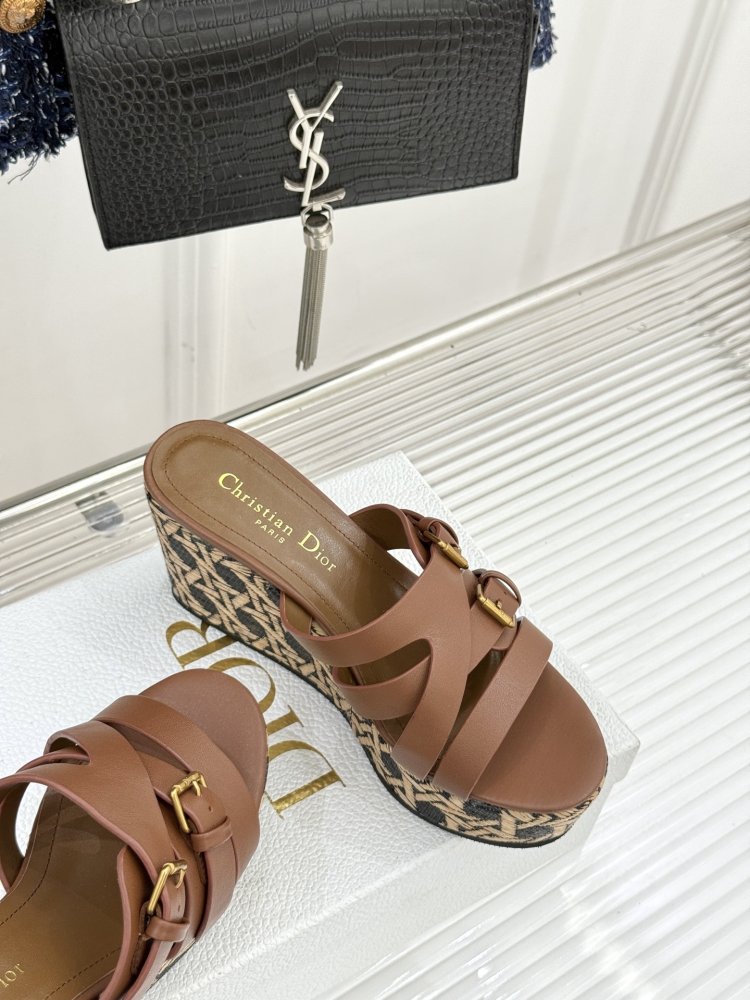 Босоножки на толстой танкетке фото 5