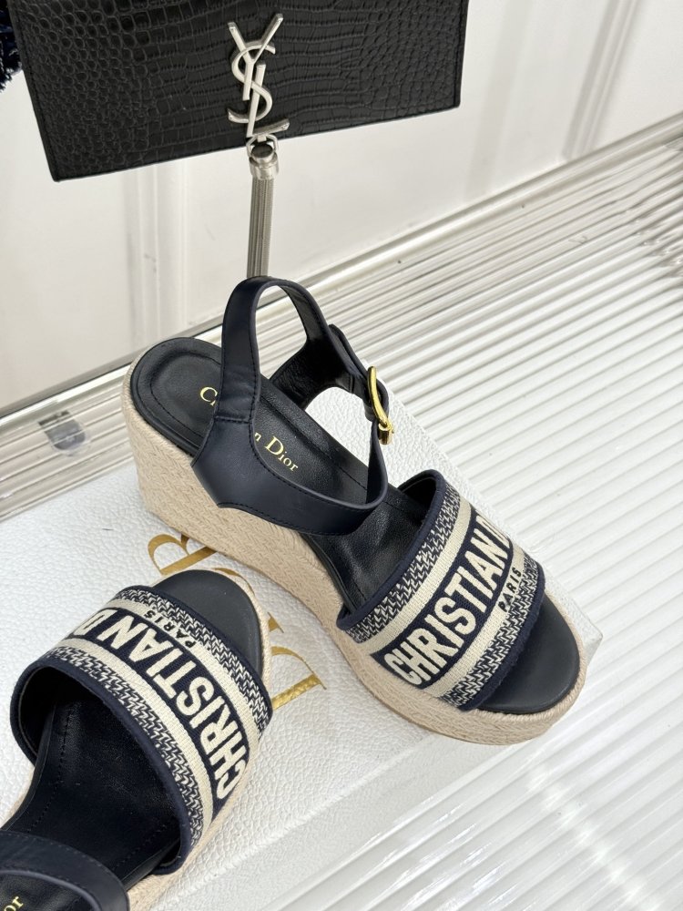 Босоножки на толстой танкетке фото 5