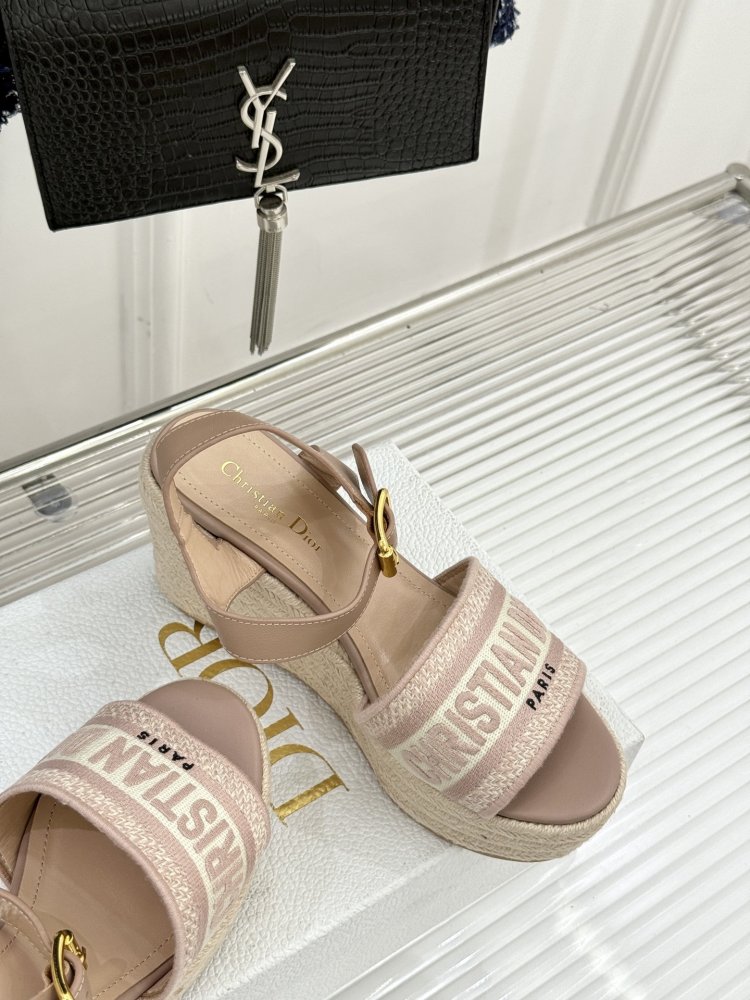 Босоножки на толстой танкетке фото 5