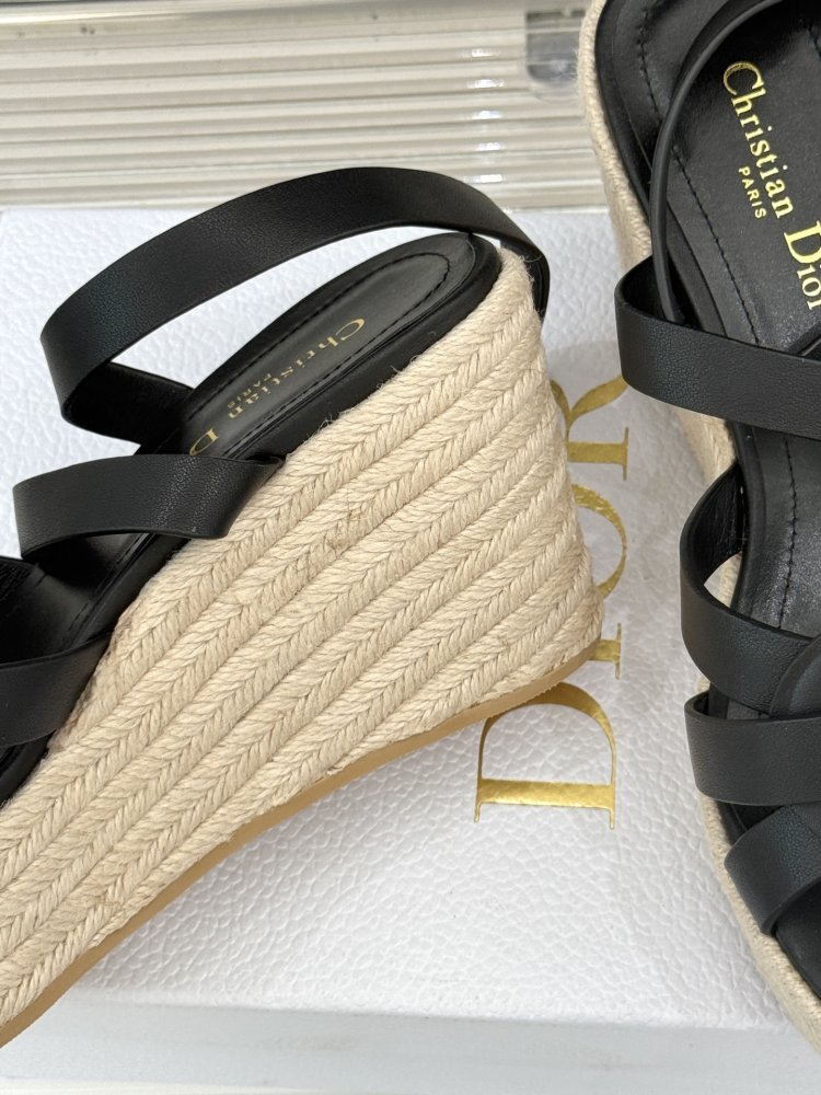 Босоніжки на товстої танкетці фото 6