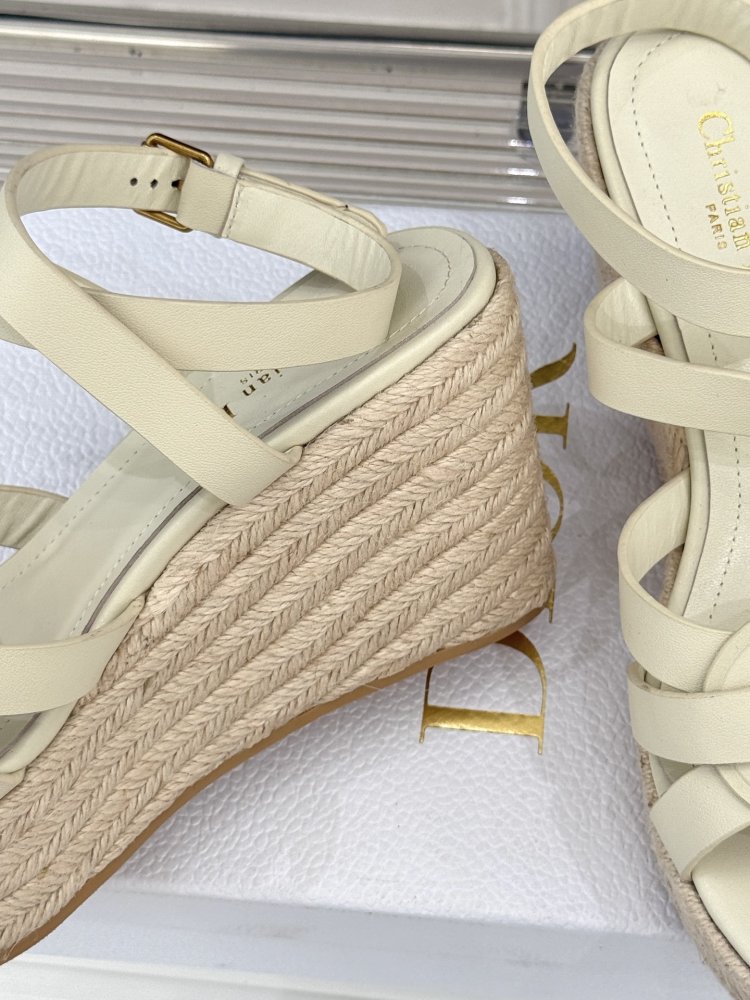 Босоніжки на товстої танкетці фото 6