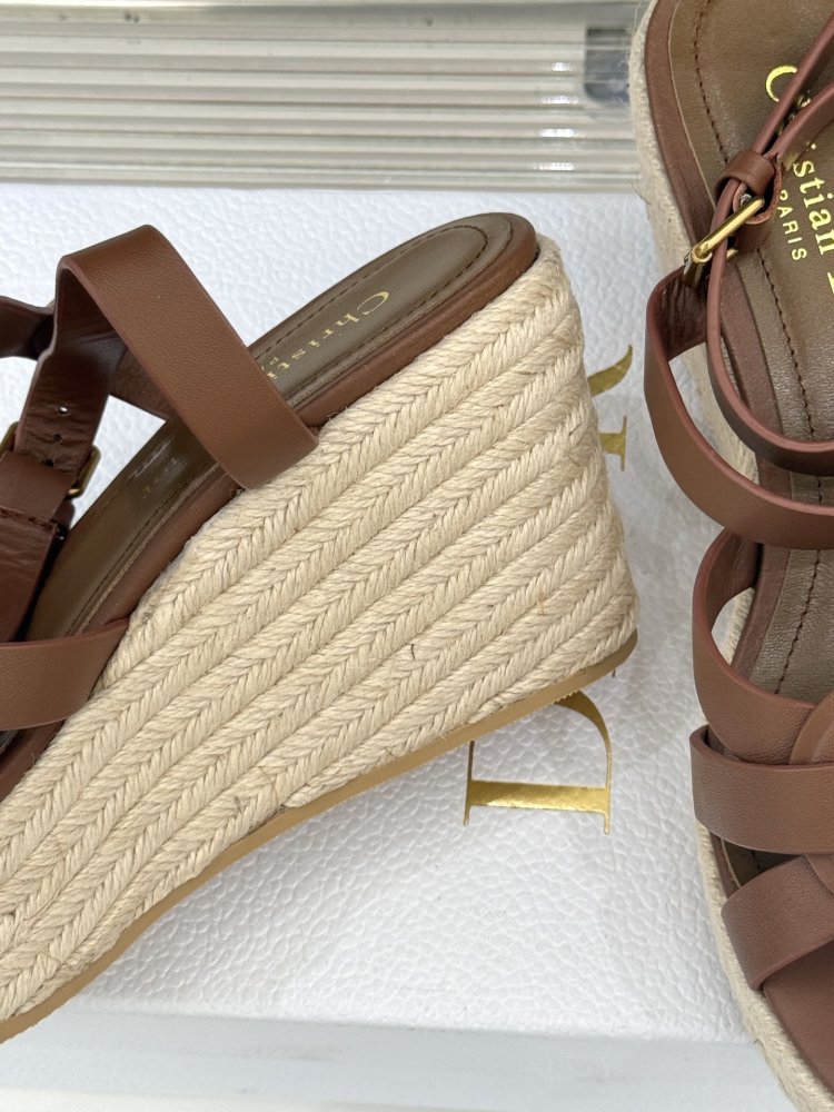 Босоножки на толстой танкетке фото 6