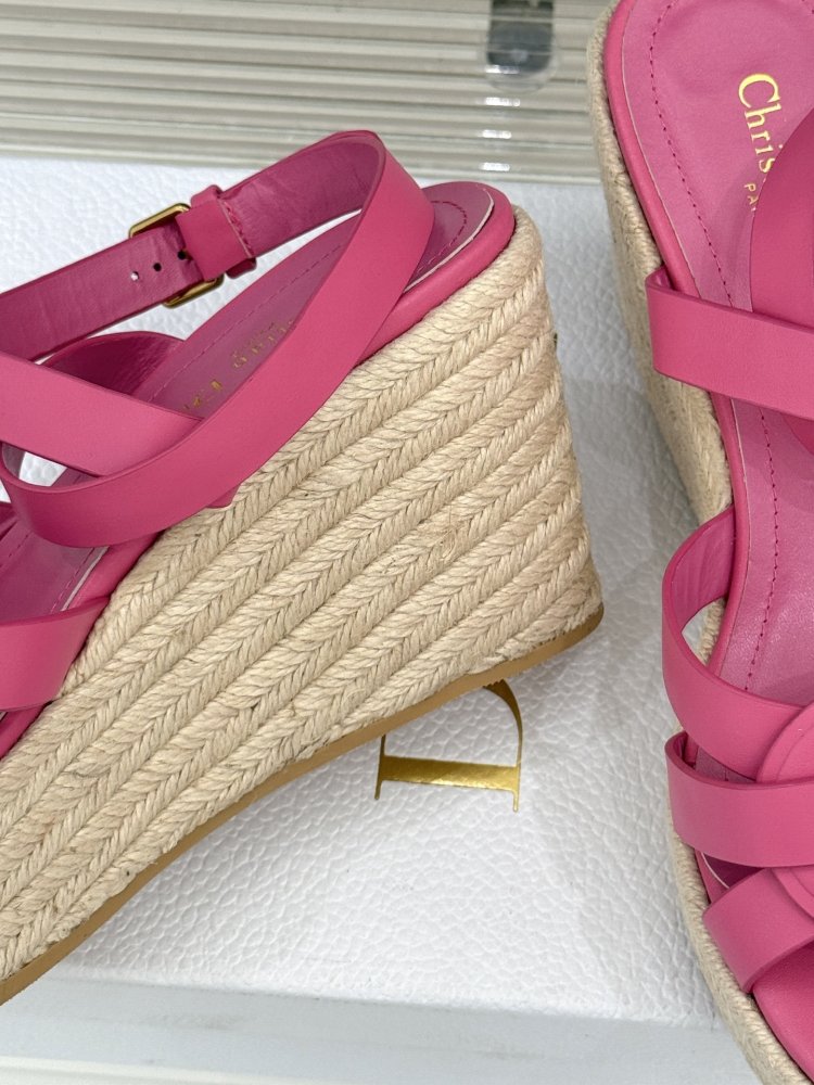 Босоніжки на товстої танкетці фото 6