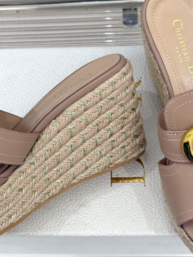 Босоніжки на товстої танкетці фото 6