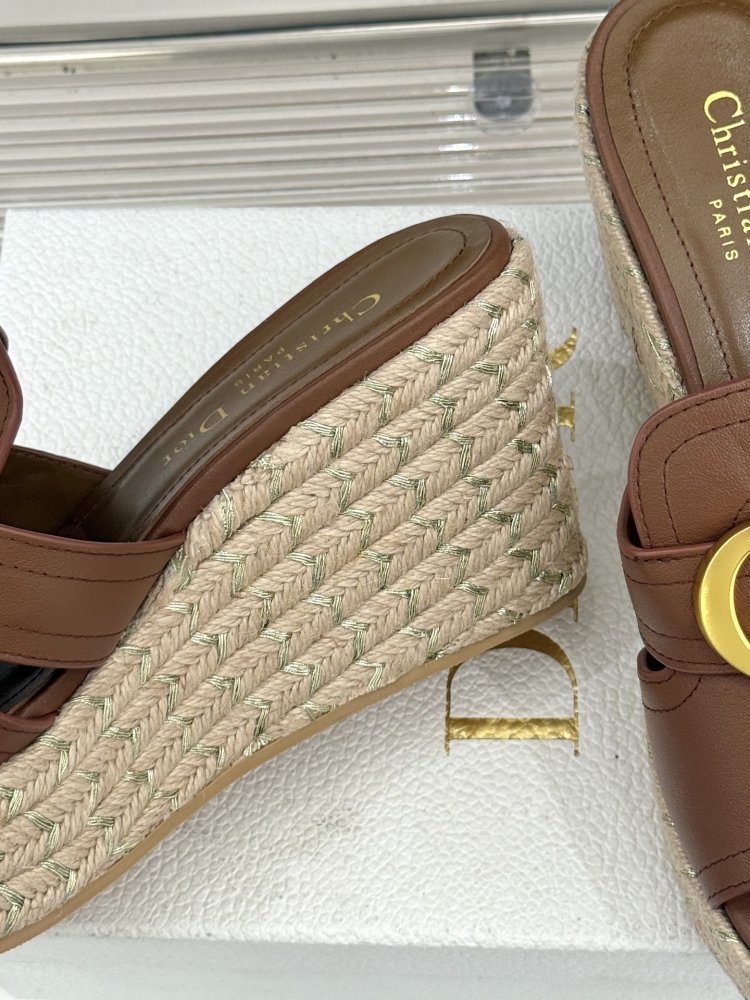 Босоножки на толстой танкетке фото 6