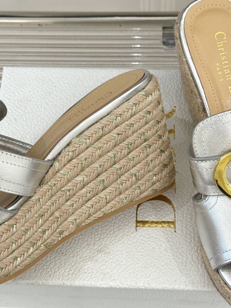 Босоніжки на товстої танкетці фото 6