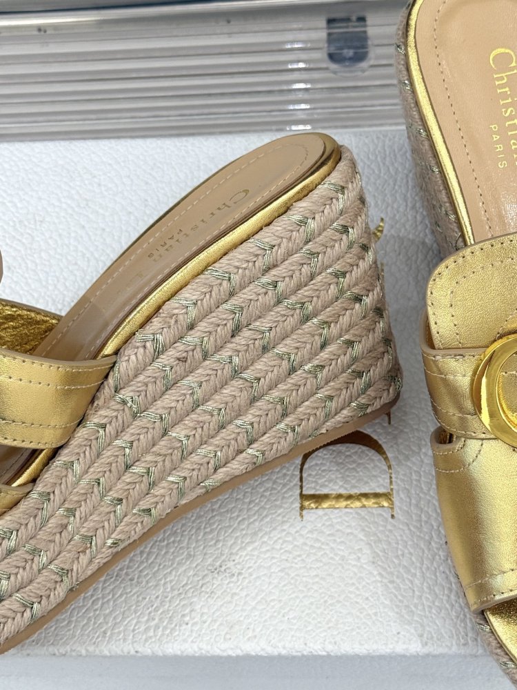 Босоніжки на товстої танкетці фото 6