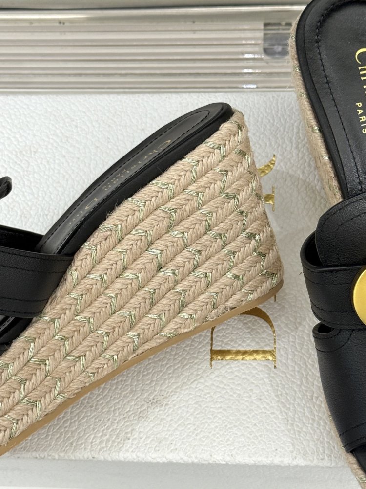 Босоножки на толстой танкетке фото 6