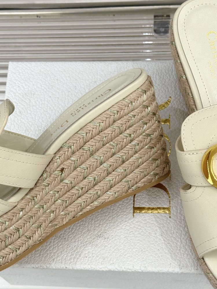 Босоножки на толстой танкетке фото 6